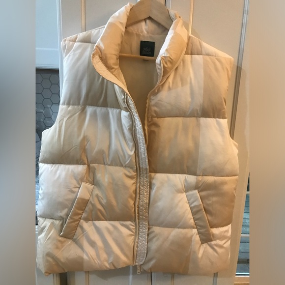 Wild Fable Sz S full zip puffer vest.Beige & white.Runs large: see dimensions. - Picture 3 of 6